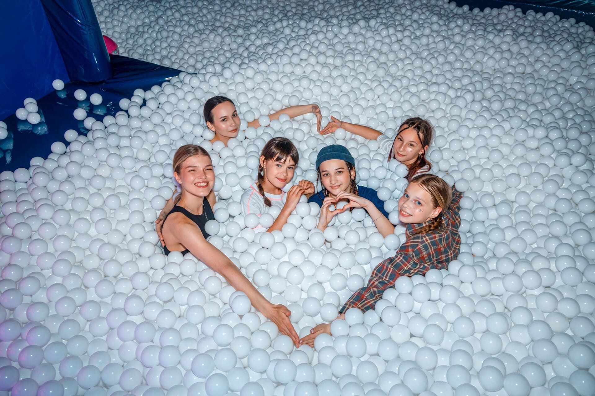 бассейн с мячиками смех